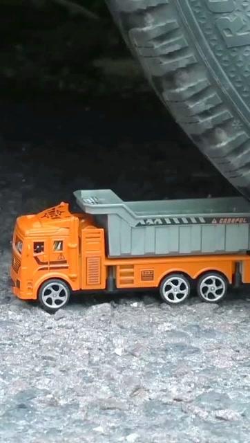 大皮卡對(duì)上玩具汽車 一場(chǎng)懸殊的碰撞與小車銷售的啟示